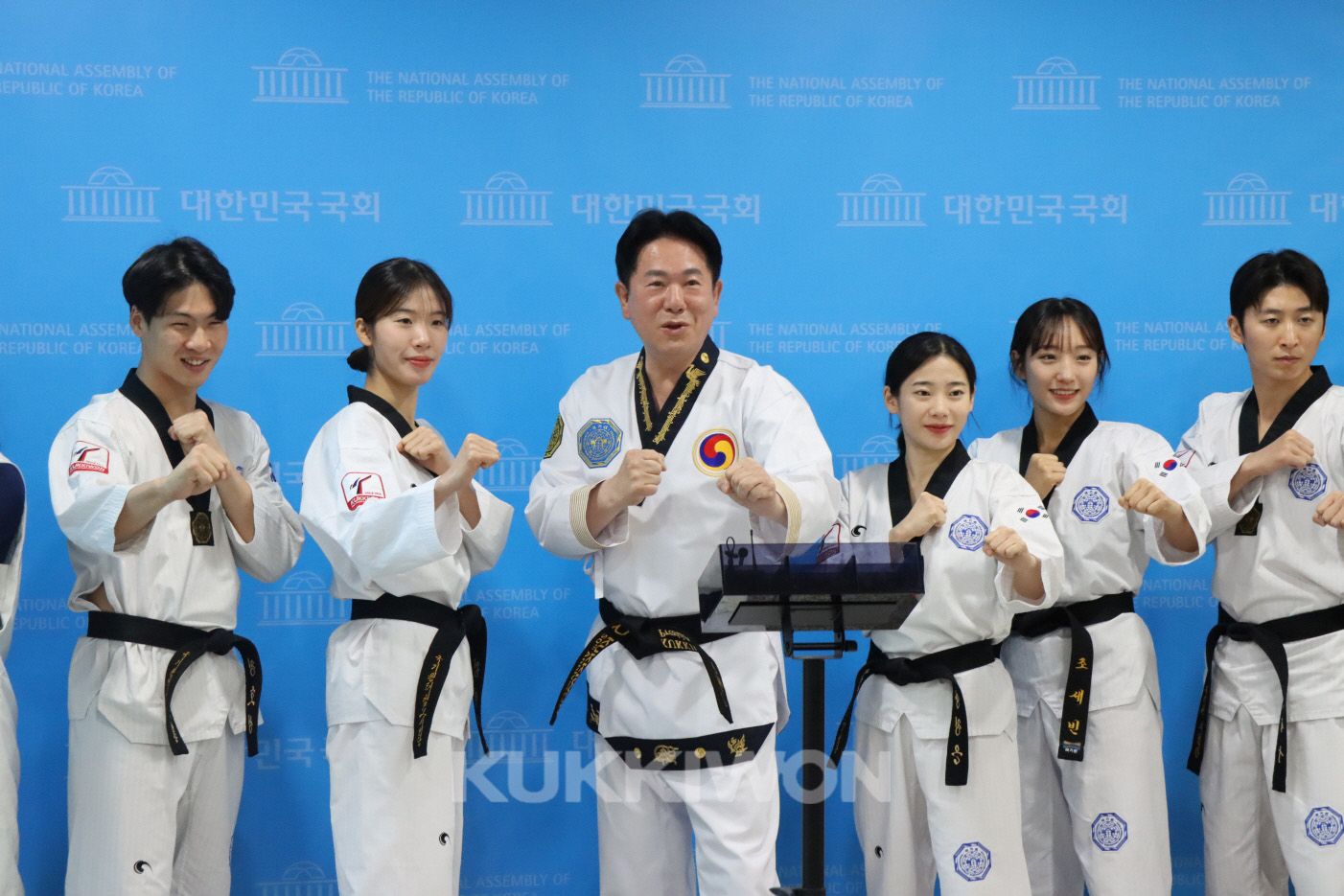 2030 세계박람회 부산 유치 관련 기자회견4 - 기자회견을 마친 후 태권도 자세를 잡는 국기원 이동섭 원장과 태권도인들