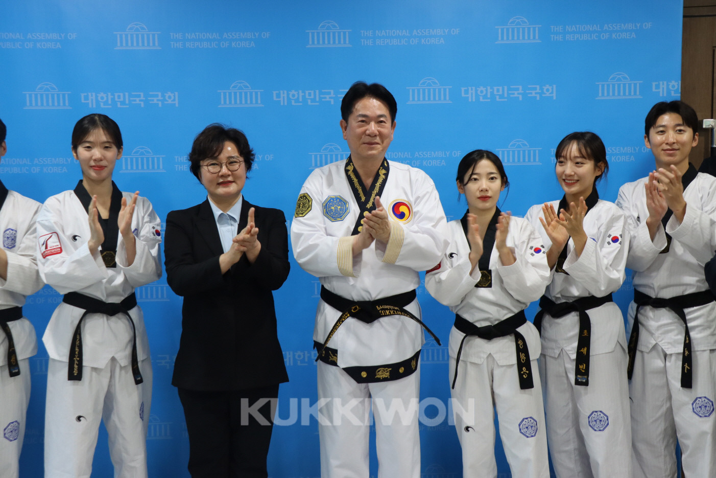 2030 세계박람회 부산 유치 관련 기자회견3 - 기자회견을 마친 후 박수치는 이동섭 원장과 태권도인