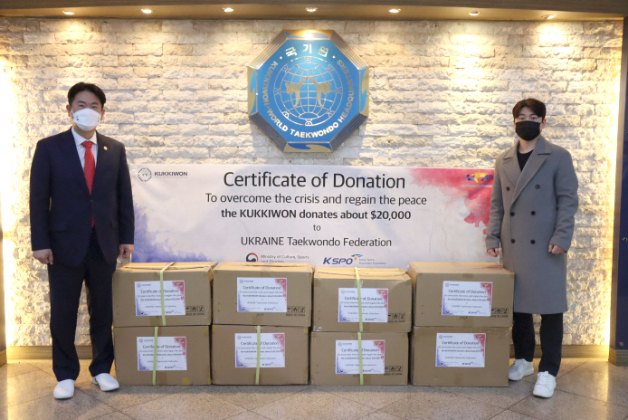 Kukkiwon President Lee Dong-sup (left) delivers supplies for Ukrainian Taekwondo families to Lee Jae-su, an overseas dispatched instructor (Ukraine), who temporarily returned to Korea due to the war.