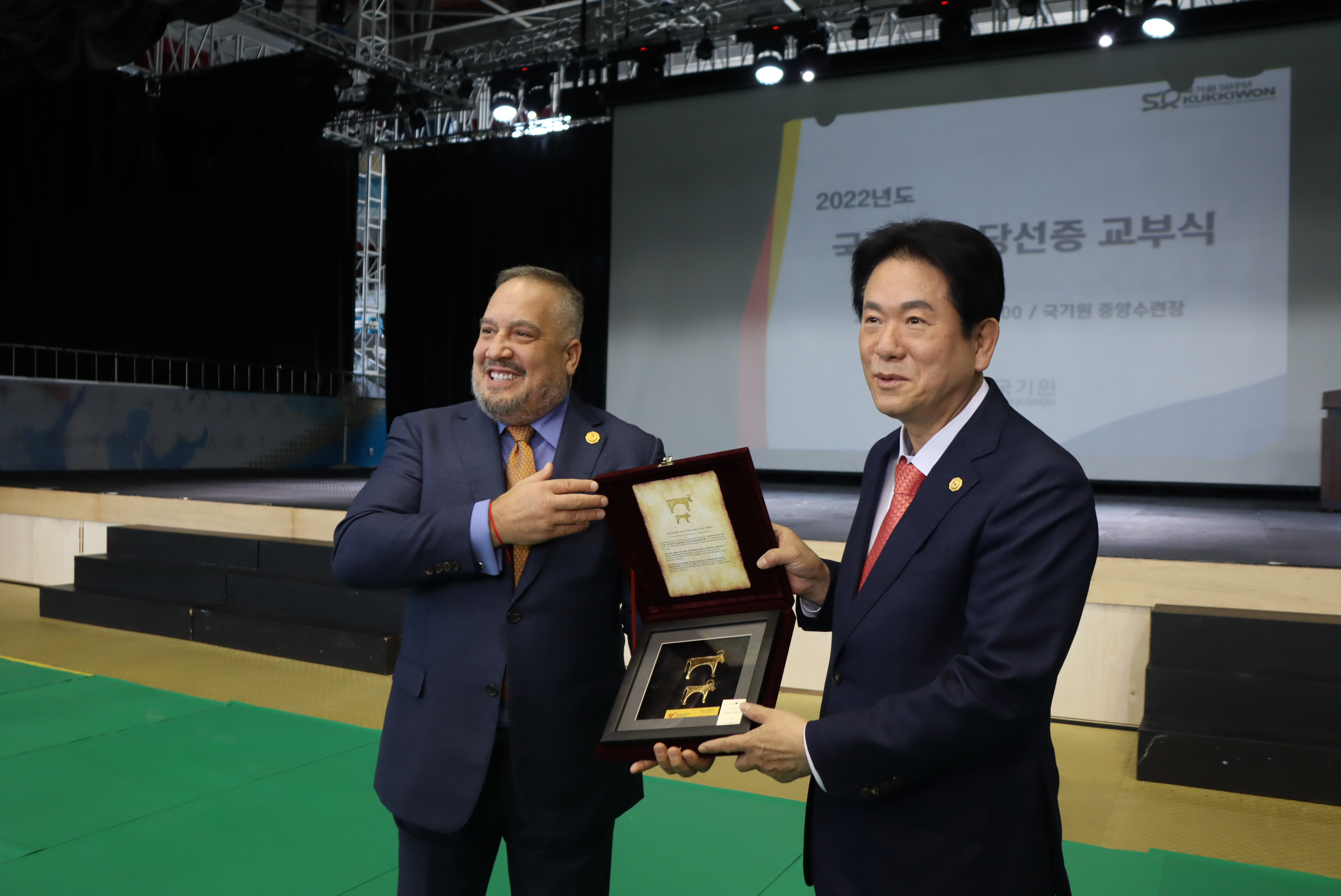 이동섭 원장은 10월 7일(금) 오전 11시 국기원 중앙수련장에서 개최된 ‘국기원장 선거 당선증 교부식’에서 국기원선거관리위원회(이하 선관위) 위원장으로부터 당선증을 받고 공식 임기를 시작했습니다(3).