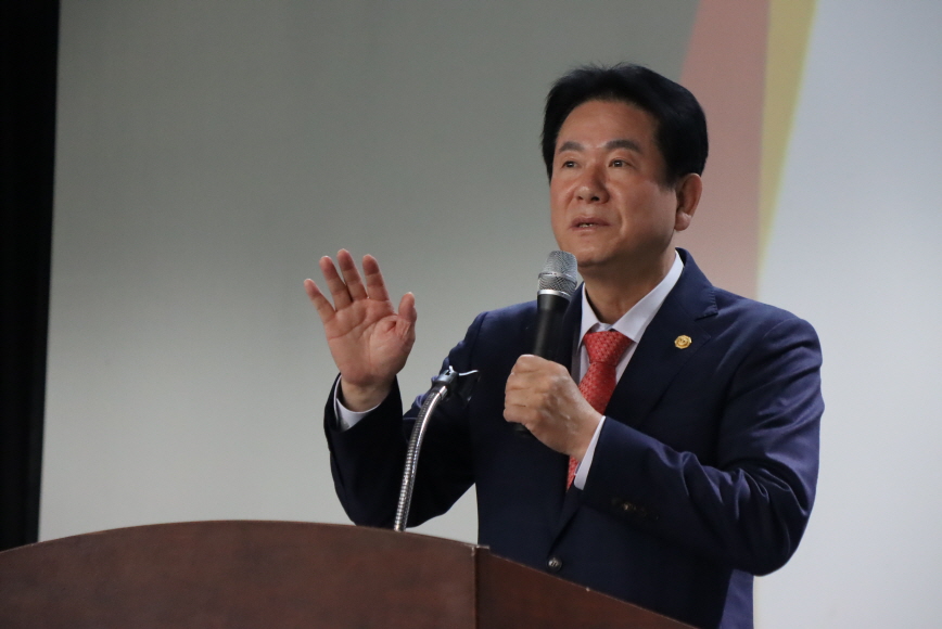 이동섭 원장은 10월 7일(금) 오전 11시 국기원 중앙수련장에서 개최된 ‘국기원장 선거 당선증 교부식’에서 국기원선거관리위원회(이하 선관위) 위원장으로부터 당선증을 받고 공식 임기를 시작했습니다(5).