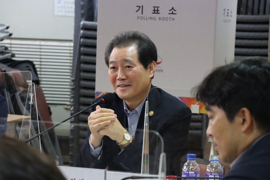 전갑길 이사장이 국기원 이사장 선출을 확정 지은 뒤 소감을 피력하고 있다.