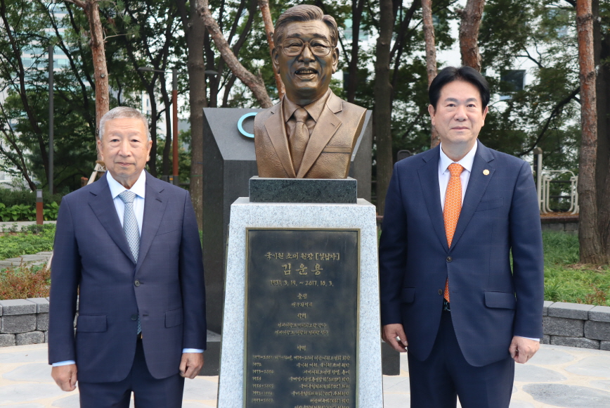 지난 10월 16일(일) 오후 5시 국기원 원장실에서 이동섭 국기원 원장(왼쪽)이 명예이사장으로 활동한 세르미앙 응 국제올림픽위원회(IOC) 부위원장(오른쪽)에게 감사패를 수여하고 기념촬영을 하고 있다.