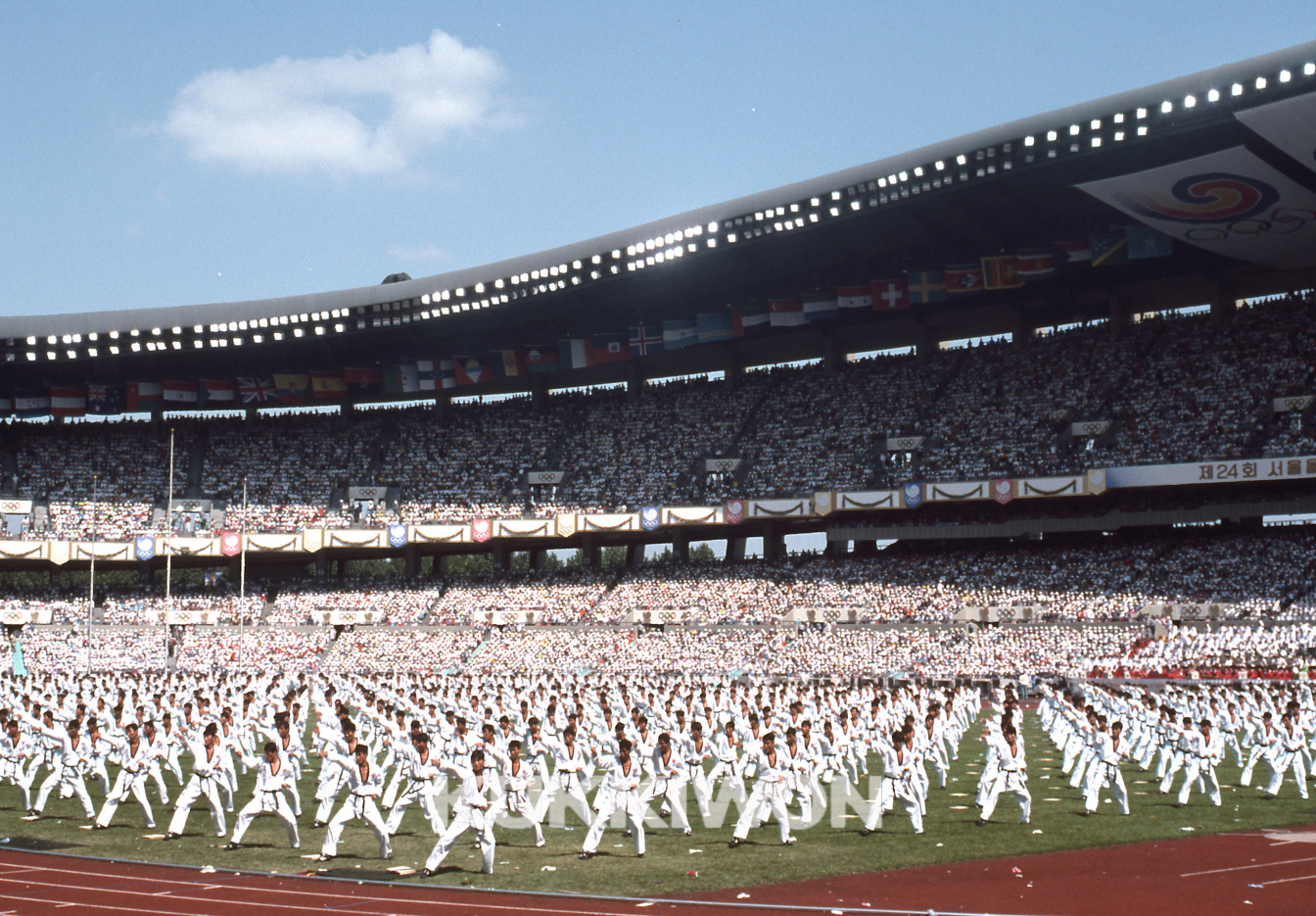 1988년 서울올림픽 개회식을 앞두고 서울 종합운동장에서 열린 축하시범2 - 준비해온 축하시범을 보이고 있는 단체 시범 모습