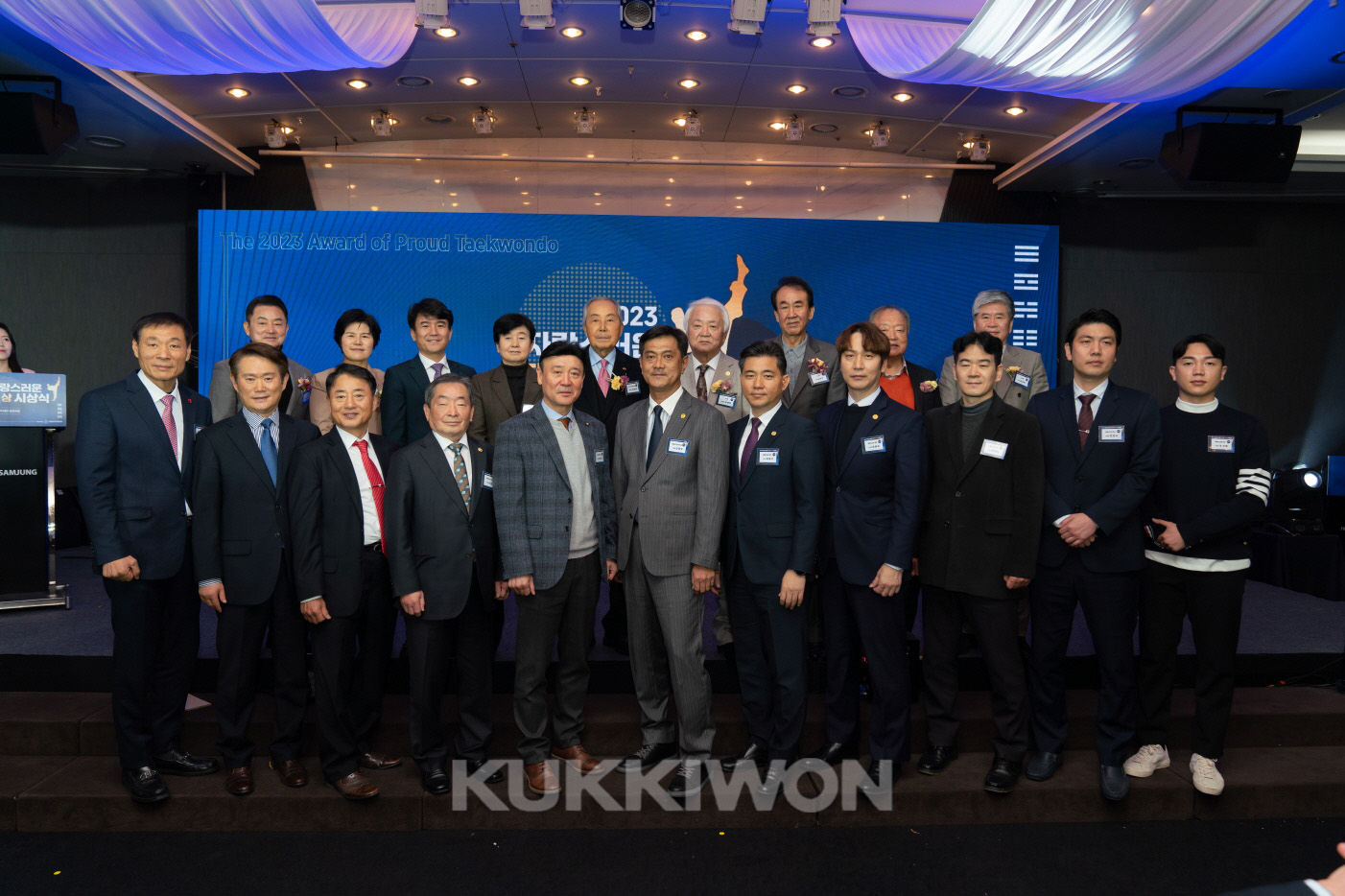 2023년 자랑스러운 태권도인 상 시상식4 - 태권도인상을 위해 모인 사람들의 단체사진