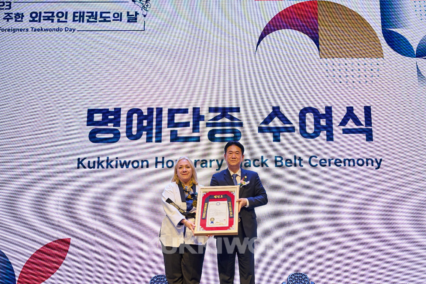 2023 주한 외국인 태권도의 날4 - 명예단증 수여증을 받은 수여자와 국기원 이동섭 원장
