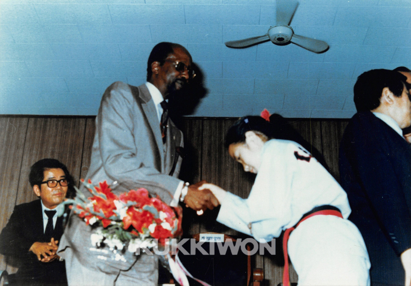 1980년 4월 4일 코트디부아르 Louis Guirandou IOC 부위원장과 태권도소녀 악수하는 모습