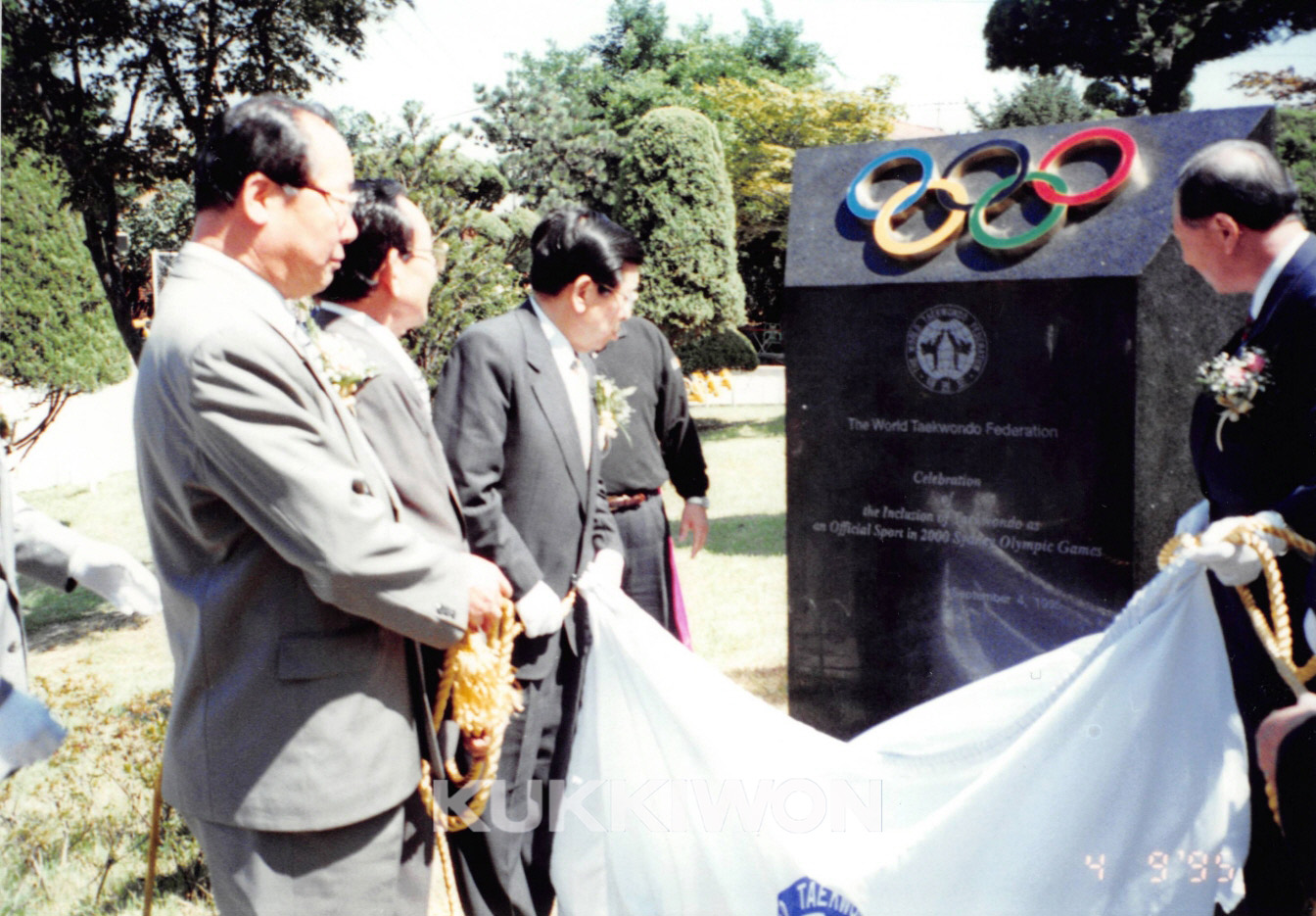 1995년 9월 4일 열린 태권도, 2000년 시드니올림픽 정식종목 채택 기념비 제막식 - 기념비 제막식을 치루는 모습