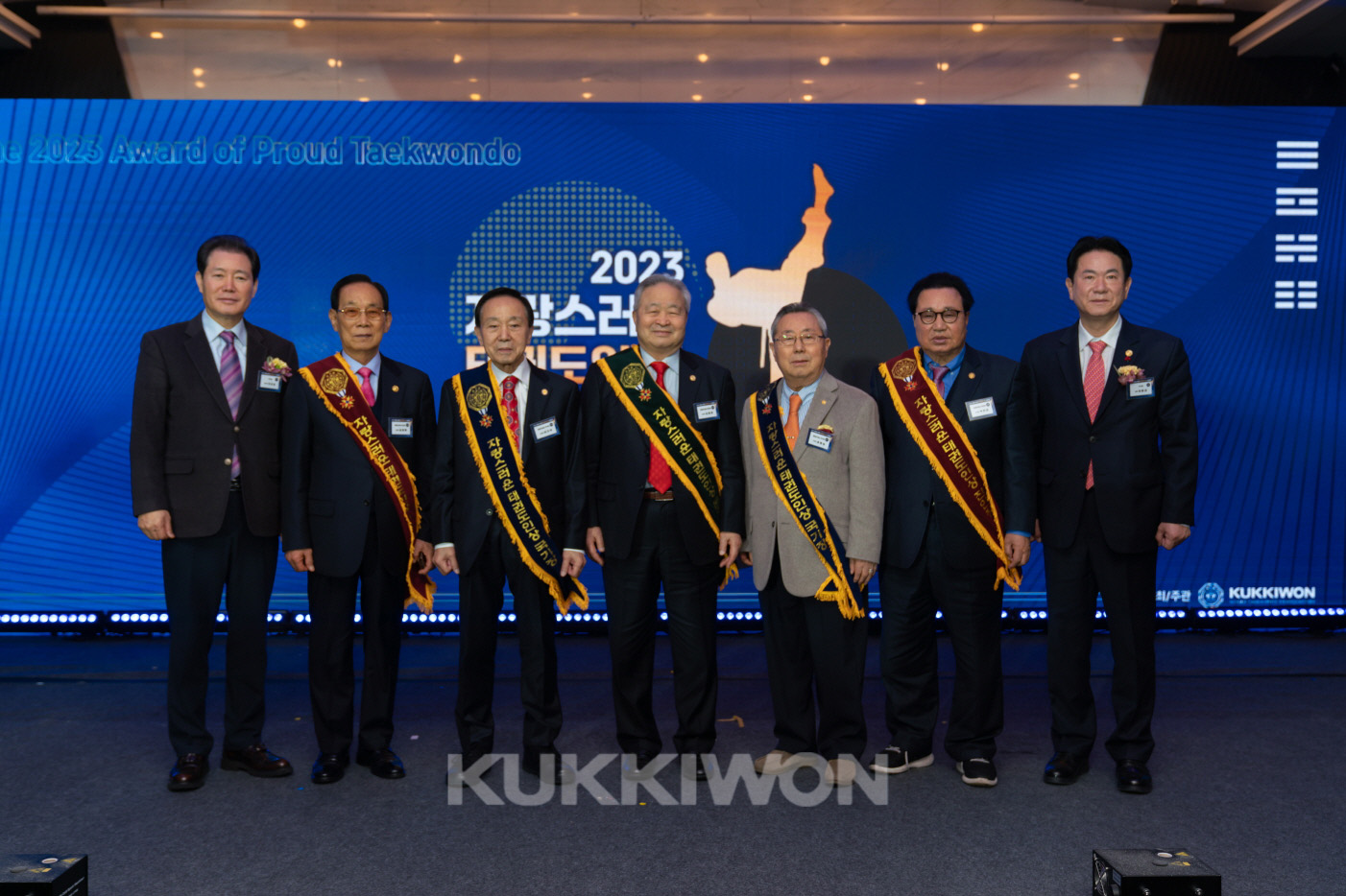 2023년 자랑스러운 태권도인 상 시상식5 - 자랑스러운 태권도인상 시상을 위해 모인 국기원 원장과의 단체사진
