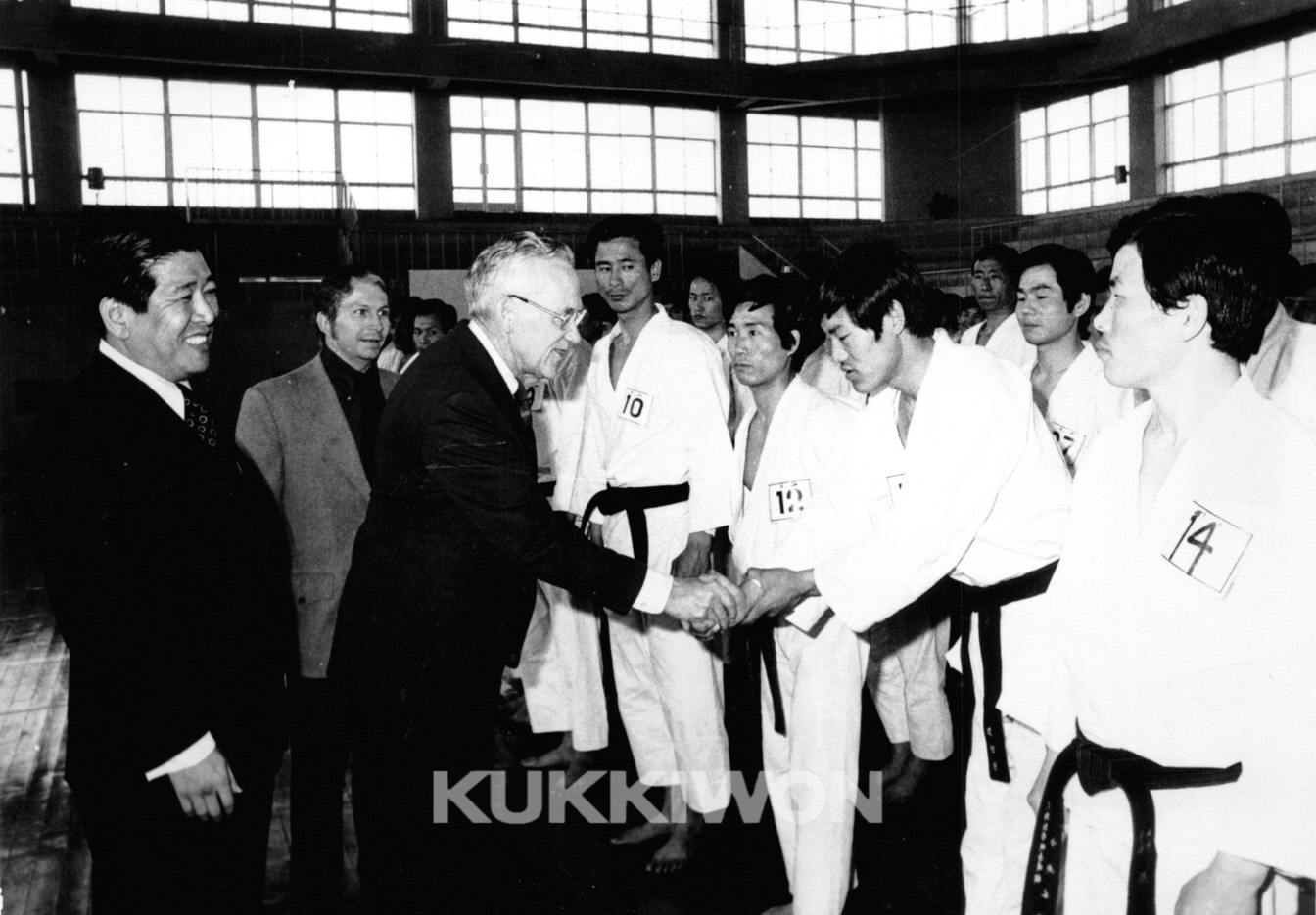 1974년 4월 미국아마추어경기연맹에 데이빗 리브네스 회장이 방문하여 태권도사범들과 인사를 나누는 모습