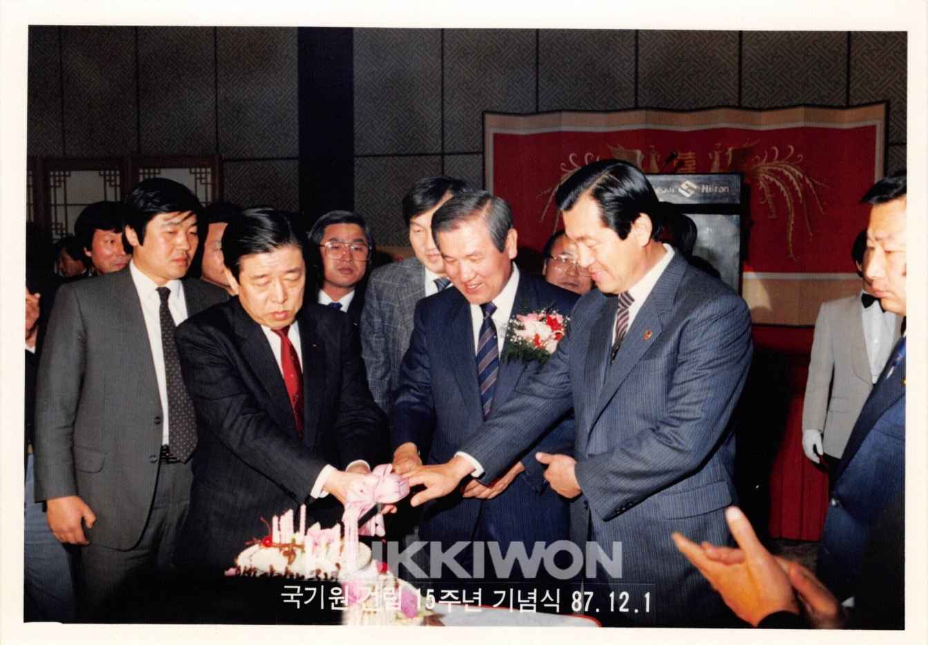 1987년 12월 1일 국기원 건립 15주년 기념식1-케이크를 자르고 있는 노태우 대통령