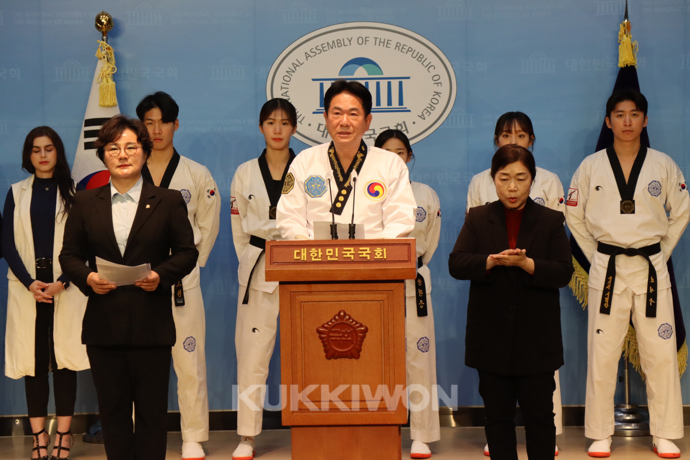 2030 세계박람회 부산 유치 관련 기자회견1 - 대한민국국회에서 부산유치 관련 기자회견 하는 국기원 이동섭 원장1
