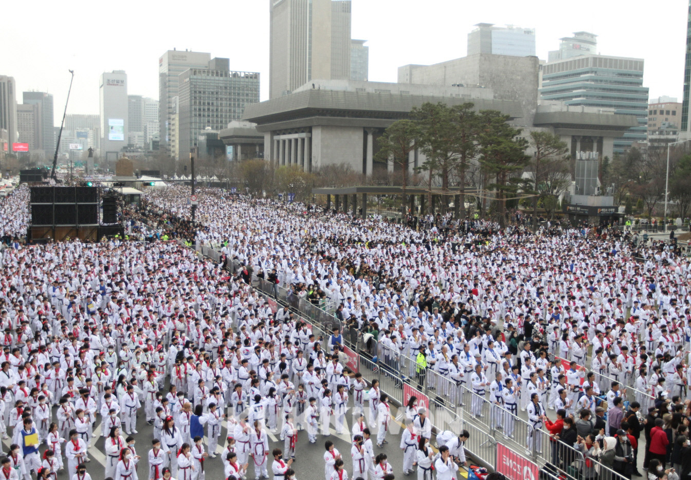 2023 '국기 태권도 한마음 대축제 행사 사진2–광장을 가득 매운 참가자 모습