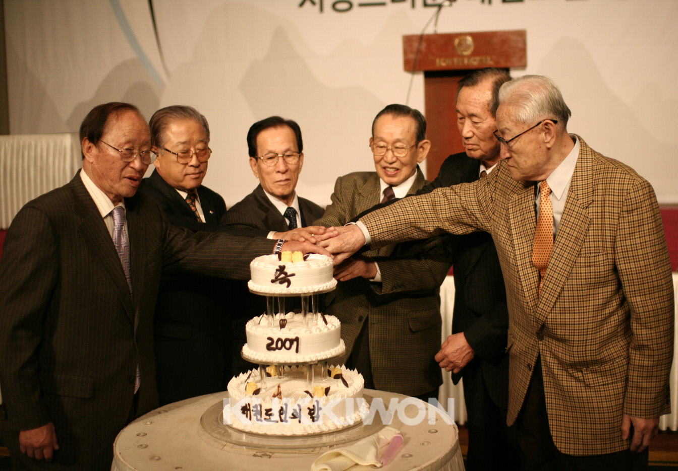 제 3회 자랑스러운 태권도인 시상식 - 2007년 태권도인의 밤 케이크 앞에 손을 모은 사람들