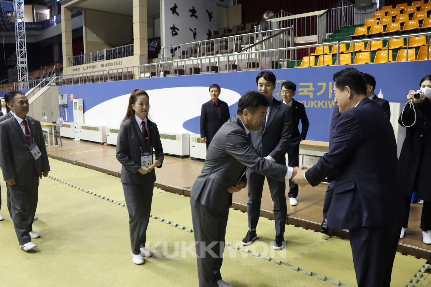 2023년 국기원 파견사범 보수교육 개강식3 - 파견사범들과 하나하나 악수하며 인사하는 국기원 이동섭 원장