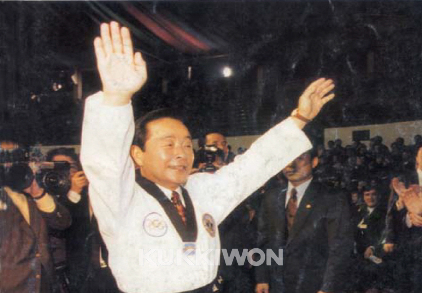 1994년 12월 10일 ‘94 KBS배 국제태권도대회’ 개회식에 참석하여 만세 하는 김영삼 대통령.